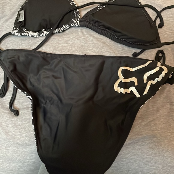 Rare fox bikini ! - Picture 3 of 3